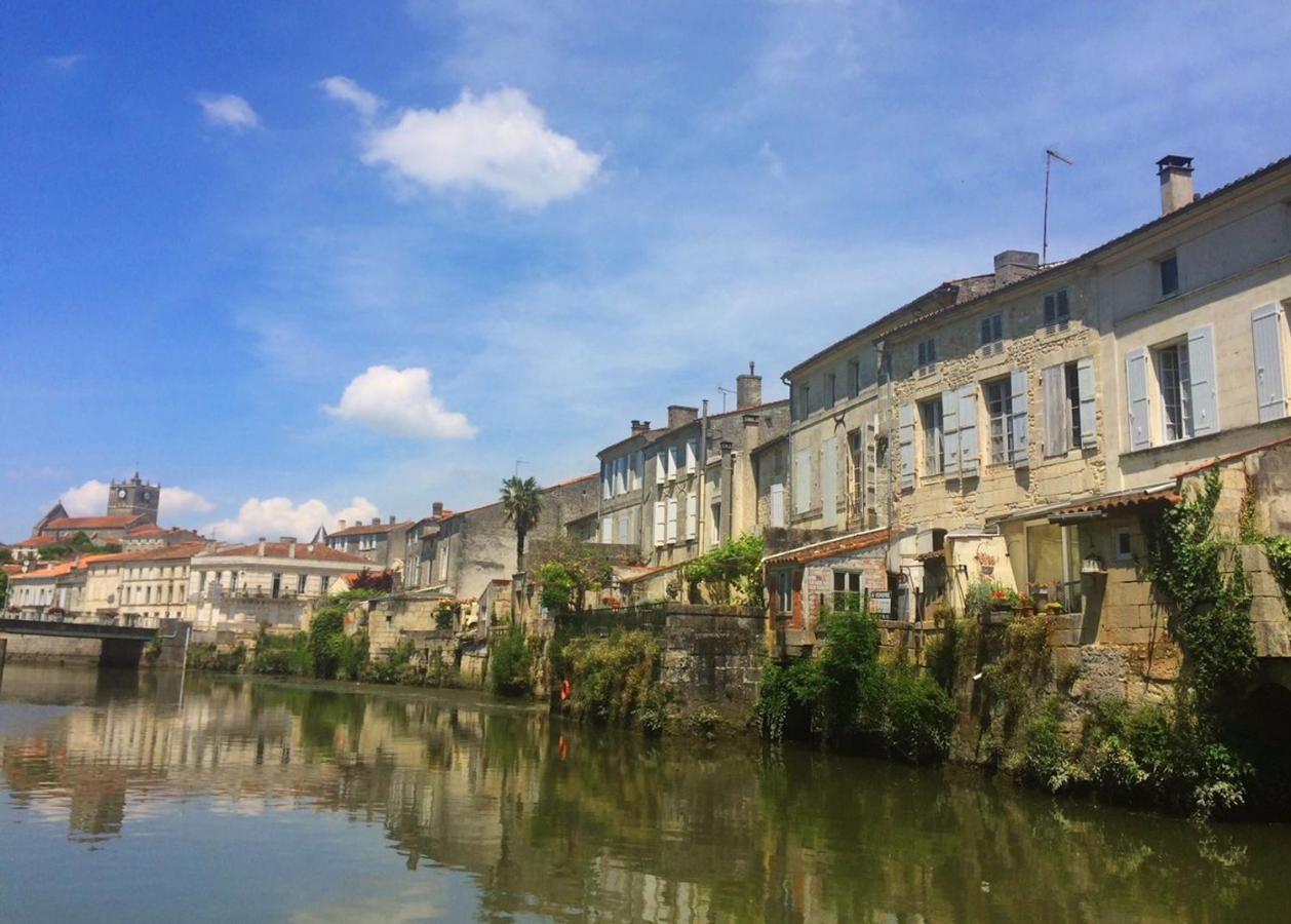 مبيت وإفطار Saint-Savinien De Charme Et D'Eau المظهر الخارجي الصورة